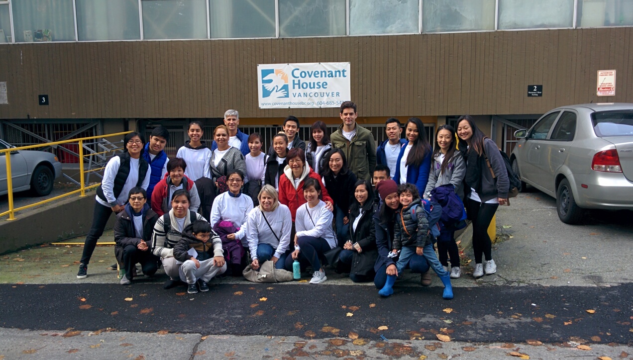 Thanking Cathay Pacific for flying in to volunteer with us!